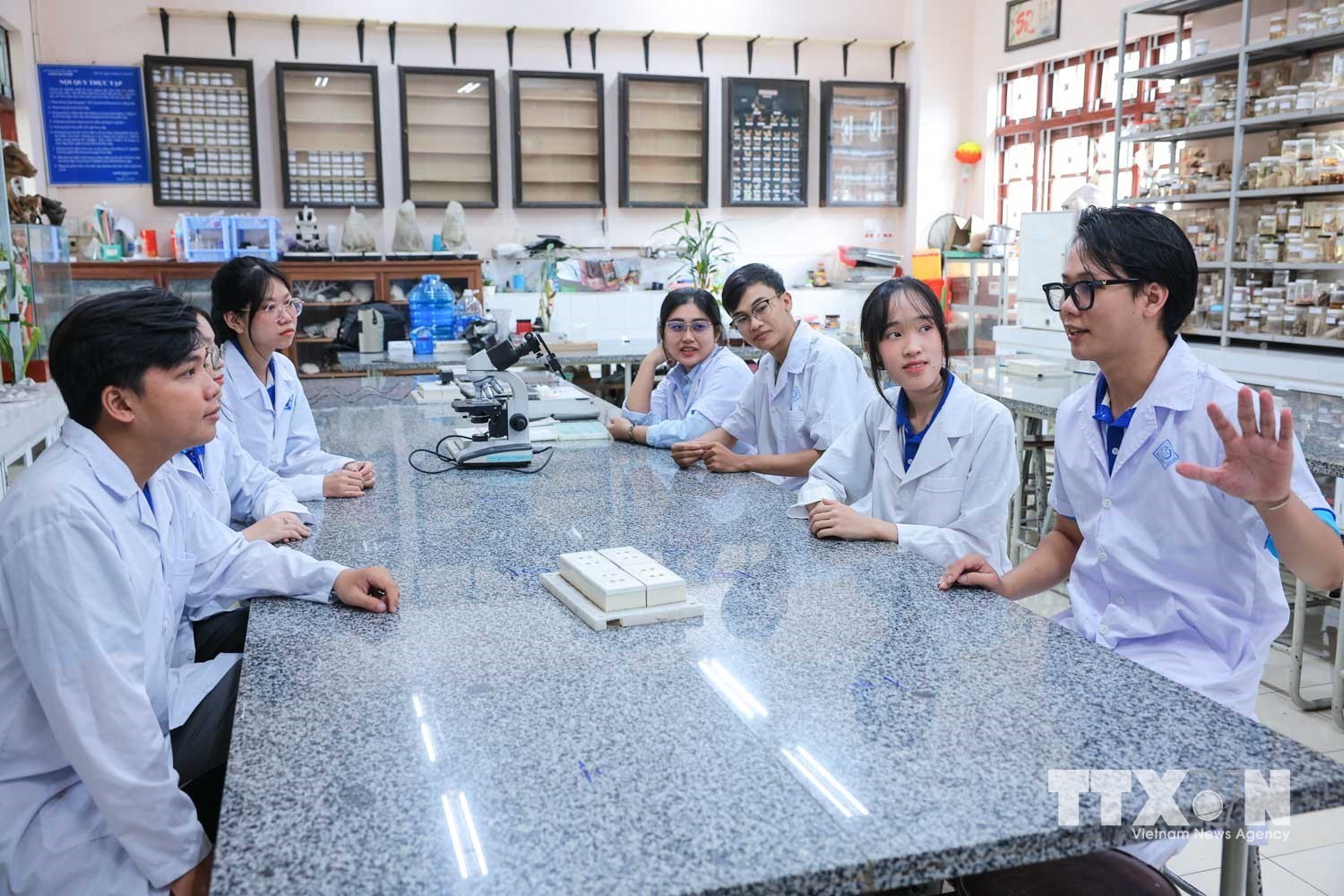 Sinh viên chia sẻ kinh nghiệm có được trong quá trình thực hiện nghiên cứu “Khảo sát đặc điểm hình thái, phân biệt giới tính và sinh học sinh sản của cá lìm kìm bênHyporhamphus limbatus (Valenciennes, 1847) tại bán đảo Cà Mau”. (Ảnh: Hoàng Hiếu/TTXVN)